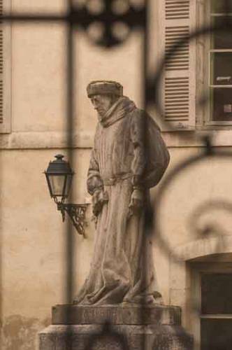 Nicolas_Rollin_statue_Hospices-de-Beaune.jpg